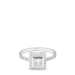 Sortija cuadrada de oro blanco con princesa y pavé de diamantes