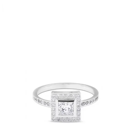 Sortija cuadrada de oro blanco con princesa y pavé de diamantes