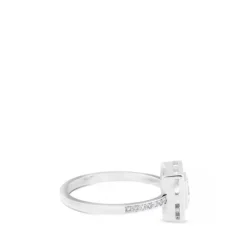 Sortija cuadrada de oro blanco con princesa y pavé de diamantes