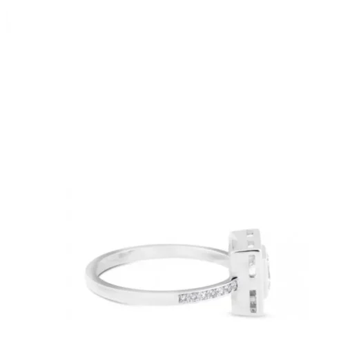 Sortija cuadrada de oro blanco con princesa y pavé de diamantes