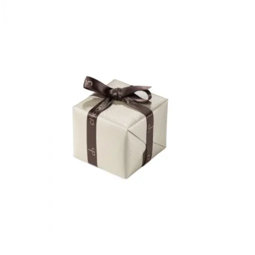 Sortija cuadrada de oro blanco con princesa y pavé de diamantes