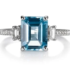Sortija de oro blanco con aguamarina talla esmeralda y diamantes