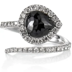 Sortija de oro blanco con diamantes y diamante negro talla marquise