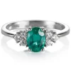 Sortija de oro blanco con esmeralda oval y diamantes
