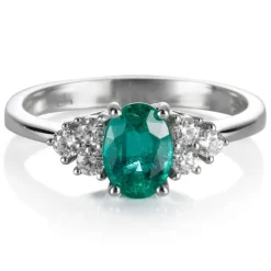 Sortija de oro blanco con esmeralda oval y diamantes