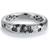 Sortija de oro blanco con diamantes blancos y negros
