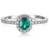 Sortija de oro blanco con diamantes y esmeralda oval