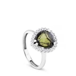 Sortija de oro blanco con cuarzo verde talla pera y brillantes