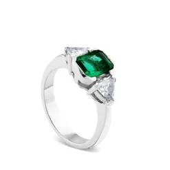Sortija de oro blanco con esmeralda y dos diamantes triangulares