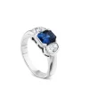 Sortija de oro blanco con diamantes y zafiro azul