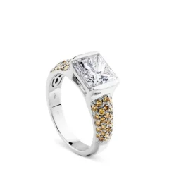 Sortija de oro blanco con diamante central talla princesa y diamantes amarillos