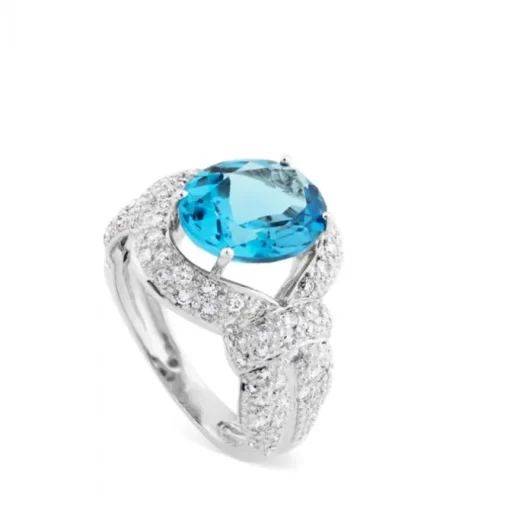 Sortija de oro blanco con topacio azul oval y pavé de diamantes