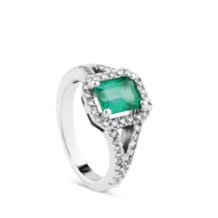 Sortija de oro blanco con esmeralda y orla de pavé de diamantes