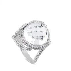 Sortija de oro blanco con cuarzo blanco y pavé de diamantes