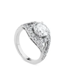 Sortija de oro blanco con diamante central talla brillante y pavé de diamantes