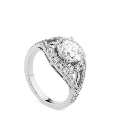 Sortija de oro blanco con diamante central talla brillante y pavé de diamantes
