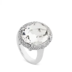 Sortija de oro blanco con topacio blanco oval y orla de pavé de diamantes
