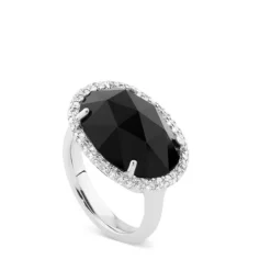 Sortija de oro blanco con onix oval y orla de pavé de diamantes