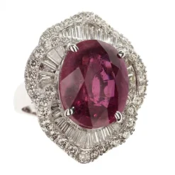 Sortija de oro blanco con diamantes y rubí