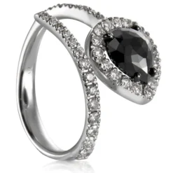 Sortija de oro blanco con diamantes y diamante negro talla marquise