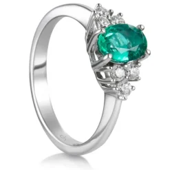 Sortija de oro blanco con esmeralda oval y diamantes