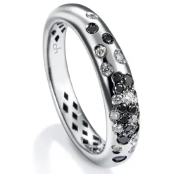 Sortija de oro blanco con diamantes blancos y negros