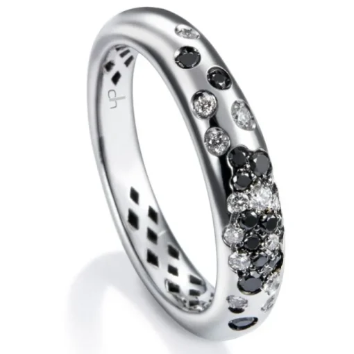 Sortija de oro blanco con diamantes blancos y negros