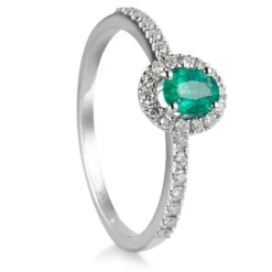 Sortija de oro blanco con diamantes y esmeralda oval