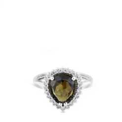 Sortija de oro blanco con cuarzo verde talla pera y brillantes