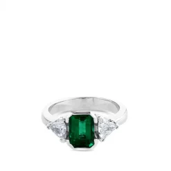 Sortija de oro blanco con esmeralda y dos diamantes triangulares