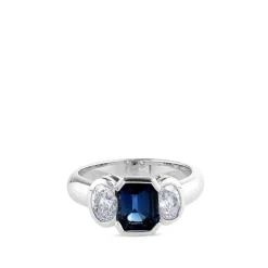 Sortija de oro blanco con diamantes y zafiro azul