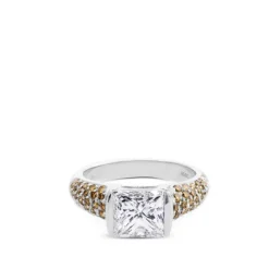 Sortija de oro blanco con diamante central talla princesa y diamantes amarillos