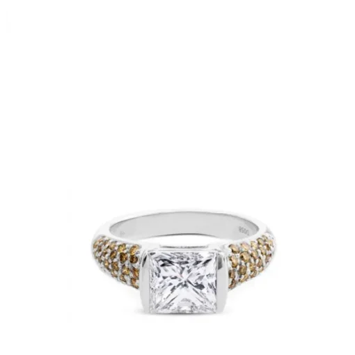 Sortija de oro blanco con diamante central talla princesa y diamantes amarillos