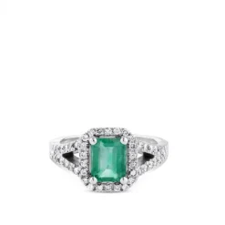 Sortija de oro blanco con esmeralda y orla de pavé de diamantes