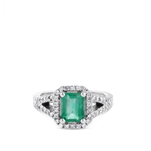 Sortija de oro blanco con esmeralda y orla de pavé de diamantes