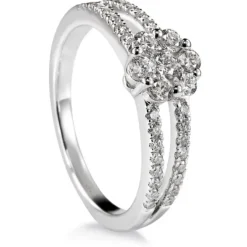 Sortija de oro blanco con roseta de diamantes en engaste invisible
