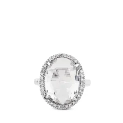 Sortija de oro blanco con topacio blanco oval y orla de pavé de diamantes