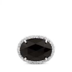 Sortija de oro blanco con onix oval y orla de pavé de diamantes