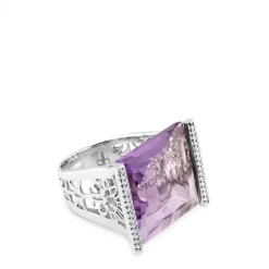 Sortija de oro blanco con amatista y bandas laterales de diamantes