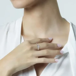 Sortija de oro blanco con diamantes y engaste invisible en 8 garras