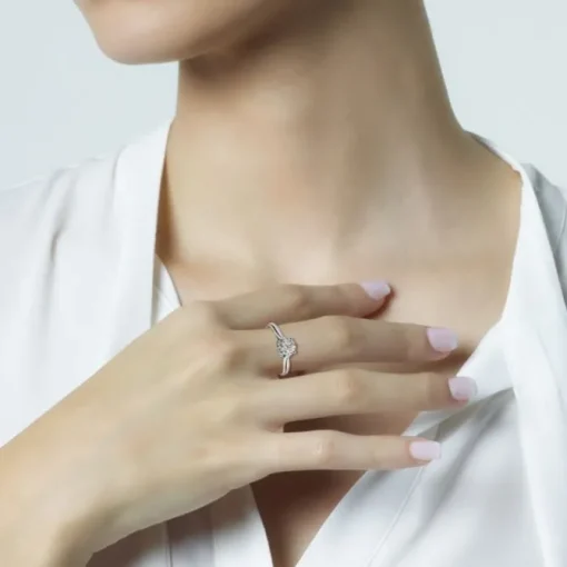 Sortija de oro blanco con diamantes y engaste invisible en 8 garras