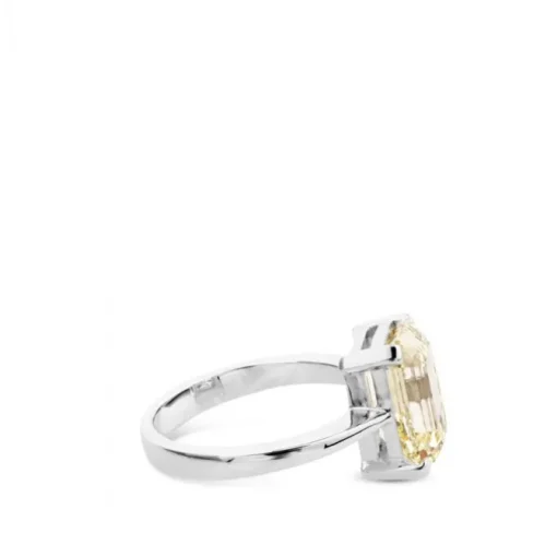 Sortija de oro blanco con diamante talla esmeralda
