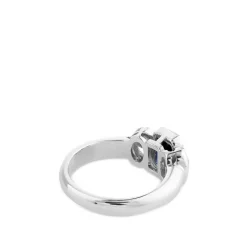 Sortija de oro blanco con diamantes y zafiro azul