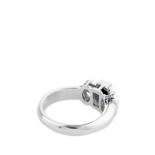 Sortija de oro blanco con diamantes y zafiro azul