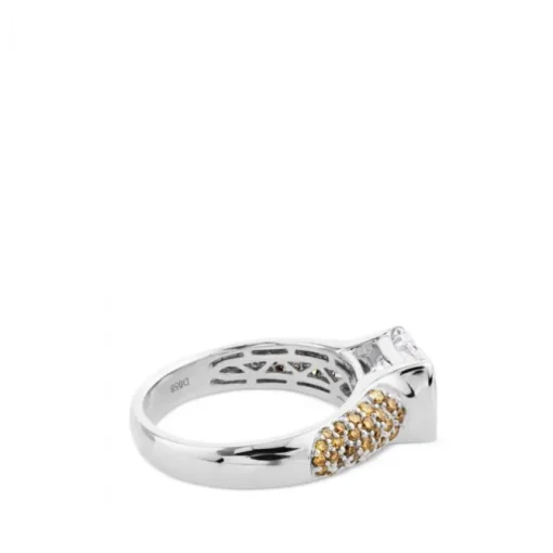 Sortija de oro blanco con diamante central talla princesa y diamantes amarillos
