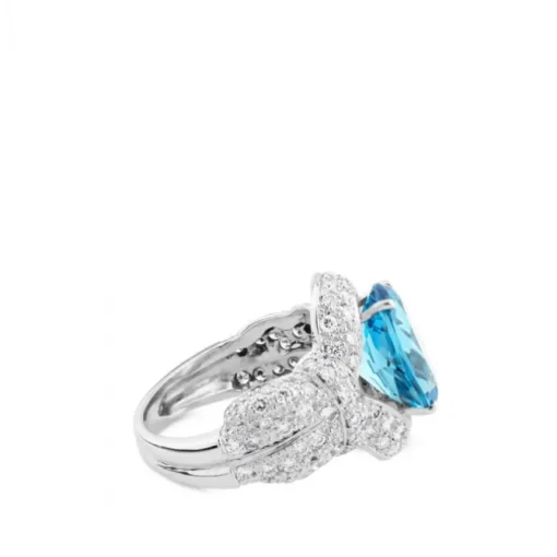 Sortija de oro blanco con topacio azul oval y pavé de diamantes