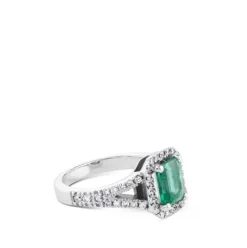 Sortija de oro blanco con esmeralda y orla de pavé de diamantes