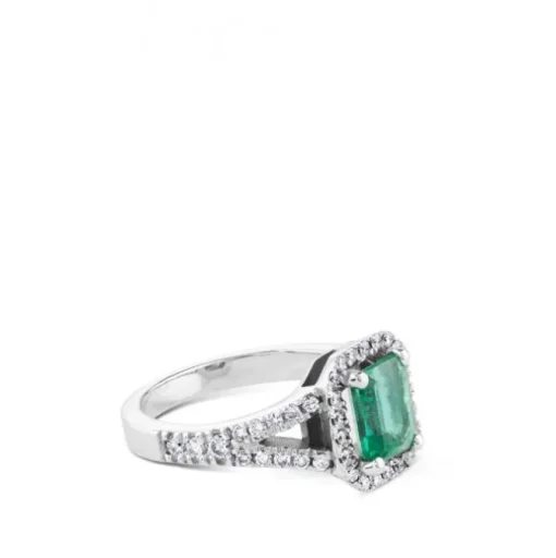 Sortija de oro blanco con esmeralda y orla de pavé de diamantes