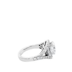Sortija de oro blanco con diamante central talla brillante y pavé de diamantes