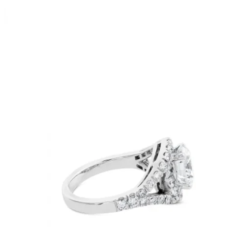 Sortija de oro blanco con diamante central talla brillante y pavé de diamantes